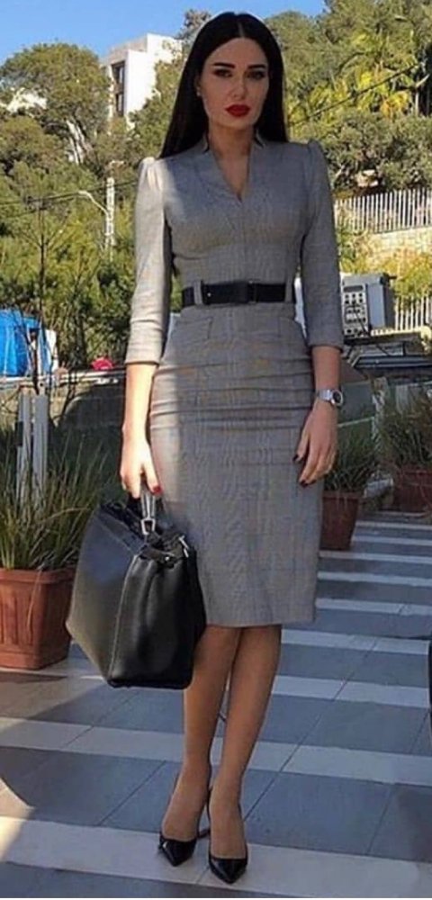 سيرين عبدالنور بفستان رمادي خلال إحدى إطلالاتها في مسلسل الهيبة