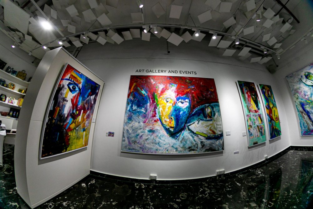 والعديد من اللوحات الفنية المميزة بإنتظار الزوار في معرض "الفن المبتكر" في دبي