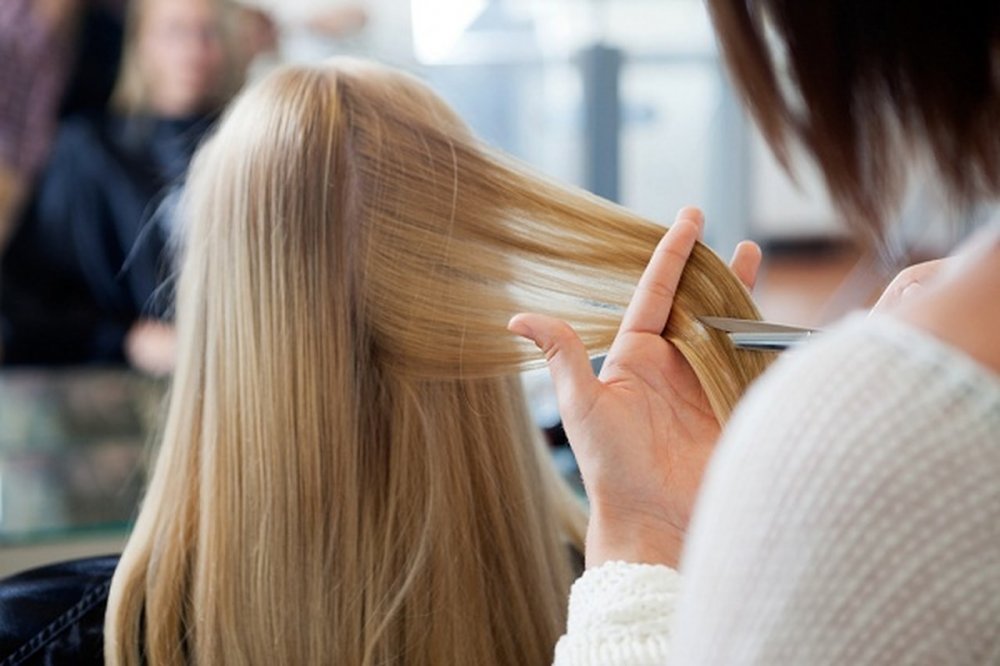 قومي بتقليم أو قص أطراف شعرك كل 6-8 أسابيع للحصول على شعر قوي وصحي