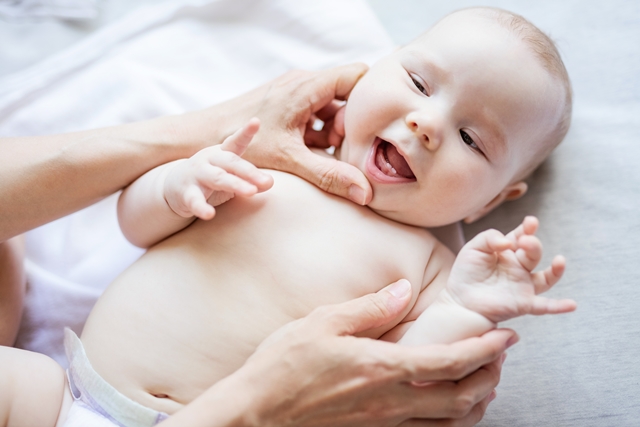 8 نصائح طبية للحفاظ على سلامة أسنان طفلك الرضيع