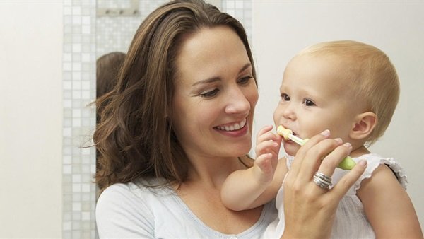 الحفاظ على أسنان طفلك الرضيع يبدأ بعد الولادة