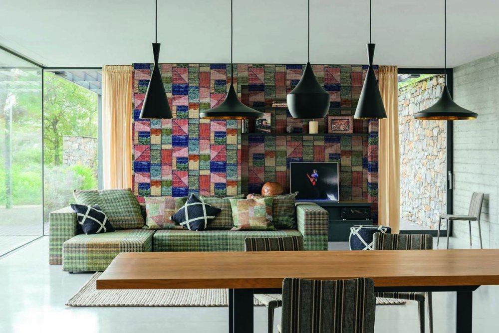 ‎⁨كنب غرفة معيشة من تصميم ميسوني missoni باللون الأخضر لون الطبيعة المريح⁩.