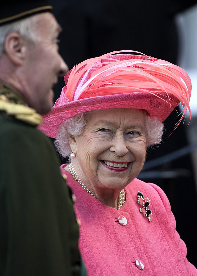  ملكة بريطانيا تستضيف حفل حديقة جديد في قصر هوليرود