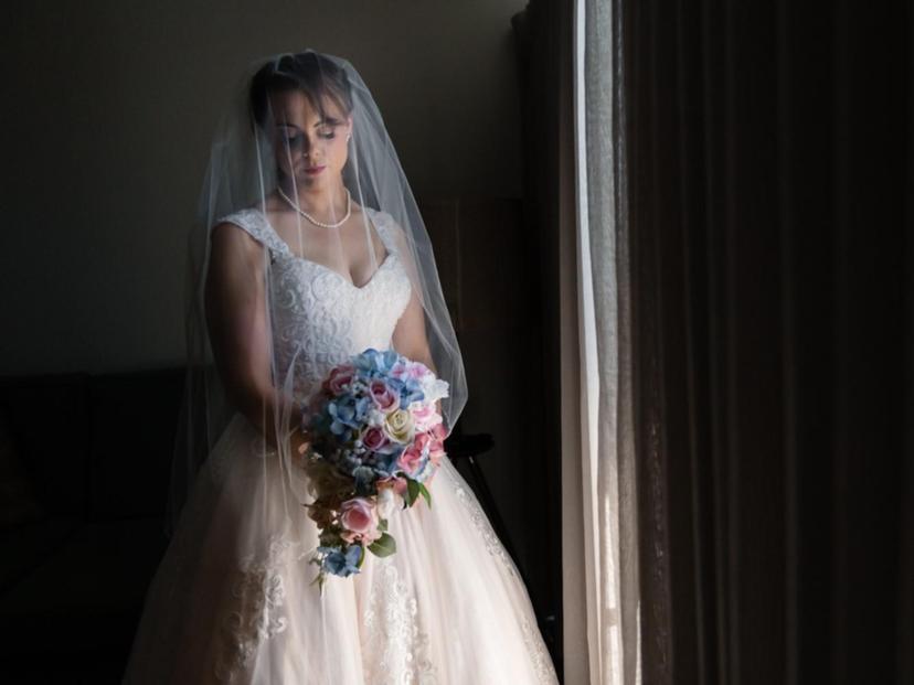عروس ترتدي فستان الزفاف مرتين للاحتفال مع والدتها المريضة في المستشفى