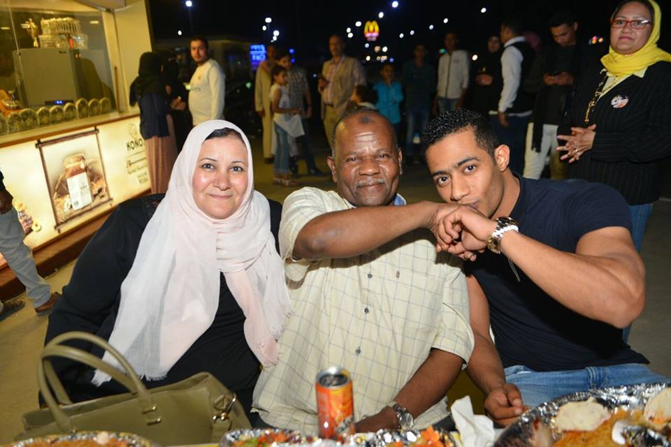 مجلة صور محمد رمضان في أول ظهور له مع والده ، والتشابه بينهما كبير