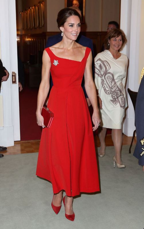 إختارت فستان ميدي من تصميم Preen نسّقته أيضاً مع الحقيبة والحذاء باللون الأحمر