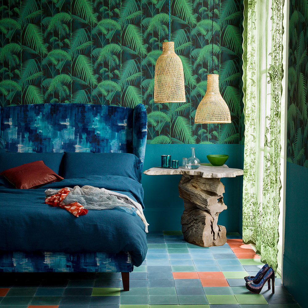  سرير باللون الأزرق يبرز جمال اللون أمام جدار غرفة النوم باللون الأخضر