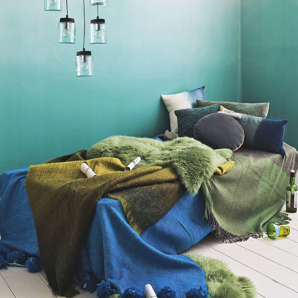 غرفة نوم عصرية بجمال الثنائي الأزرق مع الأخضر