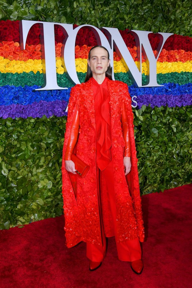 أناقة Jordan Roth باللون الأحمر من دار Givenchy Couture
