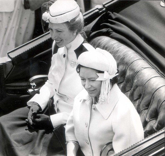 أول مرة ظهرت الأميرة آن بمعطفها الكريمي عام 1980