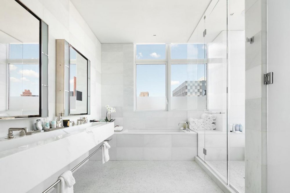 حمام بفخامة الرخام وبساطة اللون الأبيض في منزل جينيفر لورانس في نيويورك