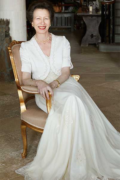 الأميرة آن ترتدي فستان من تصميم مورين بيكر
