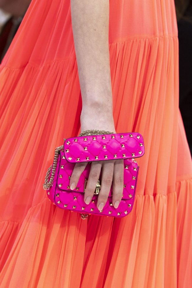 احدث موديلات حقائب يد باللون الوردي لاطلالة انيقة في عيد الفطر 2020 من Valentino