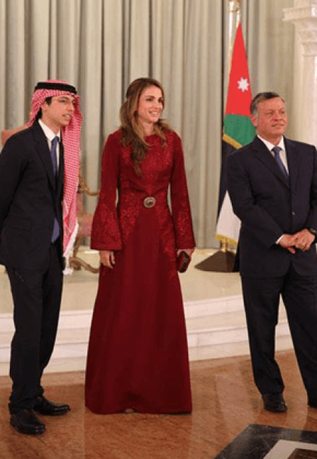  شاهدنا الملكة رانيا في فستان شرقي باللون العنابي
