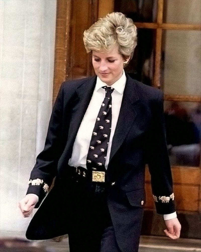 اطلالات الليدي ديانا بالبدلة الرسمية مع ربطة العنق العصرية