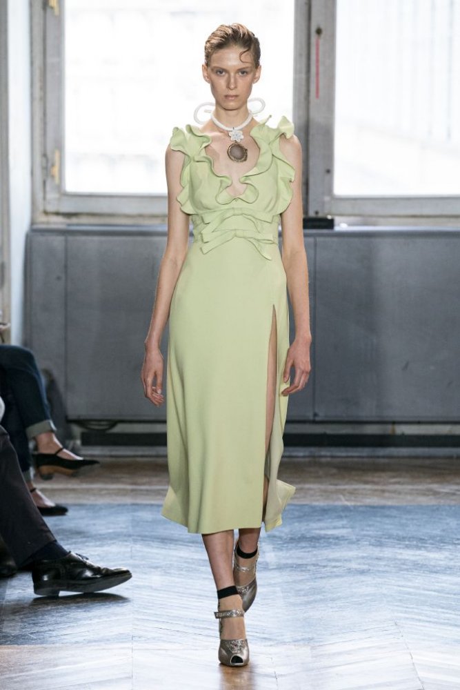 موضة الوان صيف 2020 مع اللون الاخضر الفاتح من خلال فستان Giambattista Valli