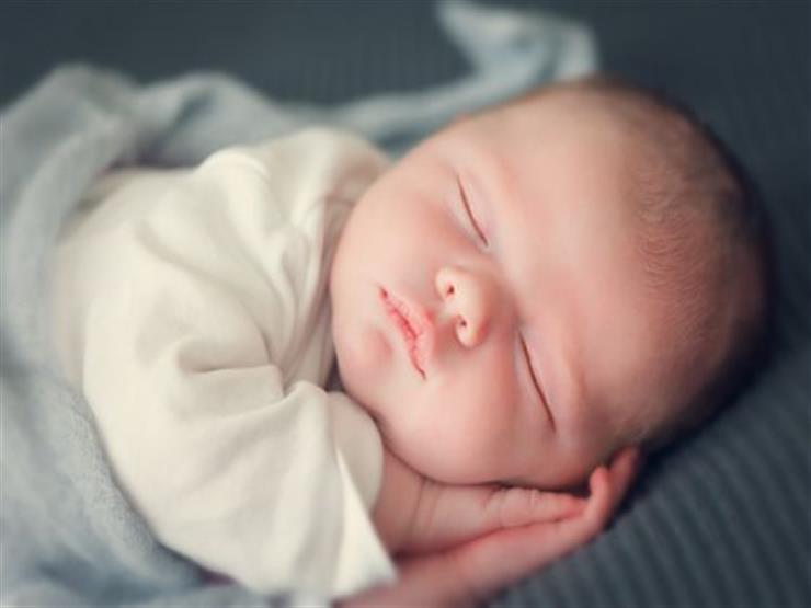 وضعية النوم الأمثل للطفل الرضيع المصاب بالزكام مجلة هي