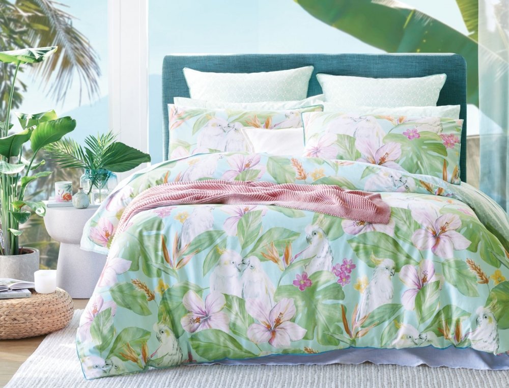 بجمال النقشات الاستوائية وجرأة الزهري والأخضر تتميز غرفة النوم العصرية