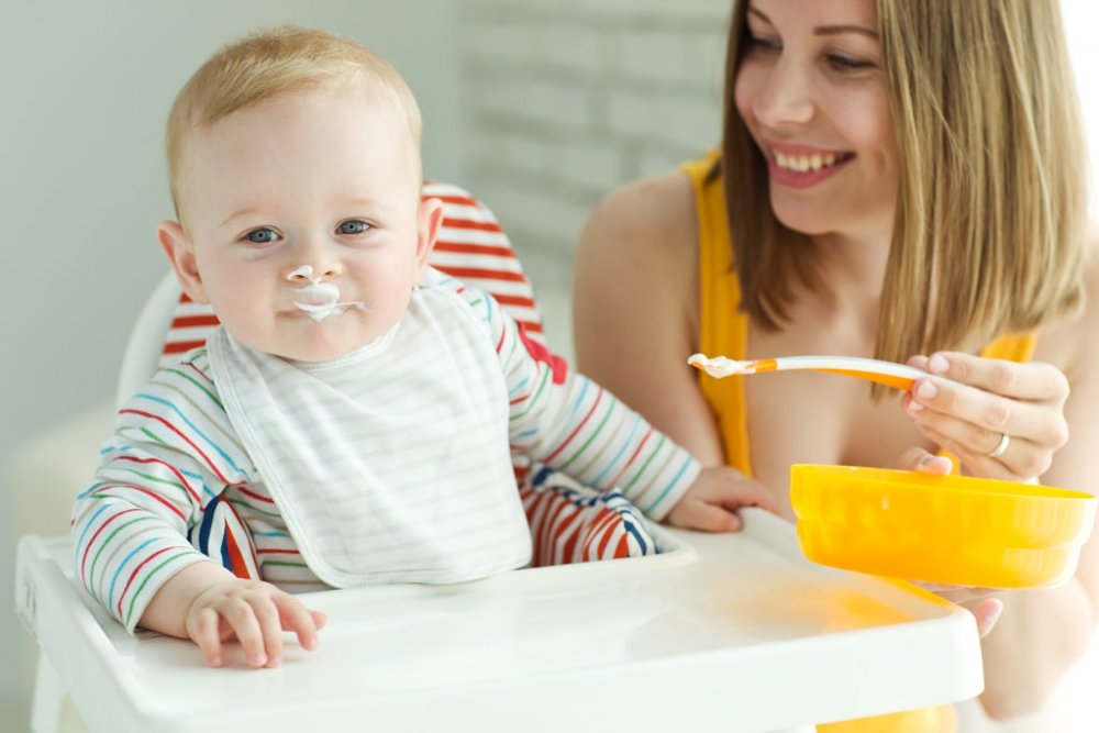 عن كيفية تربية االأطفال الرضع يجب تغذية الرضيع وإدخال الطعام السلب بالطريقة الصحيحة