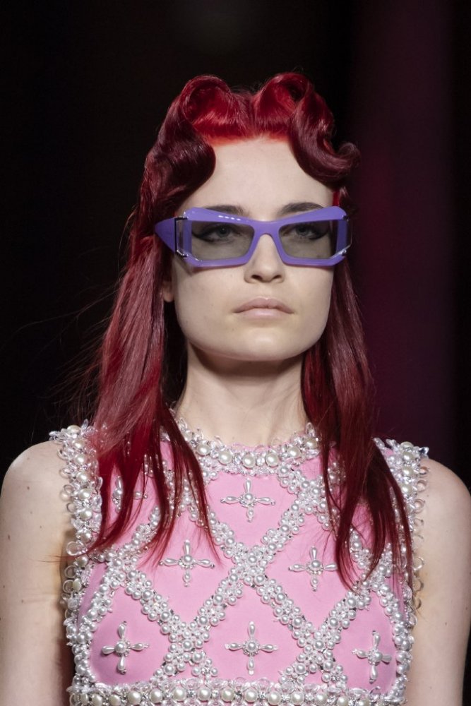 موديلات نظارات شمسية ملونة بالبنفسجي من Miu Miu