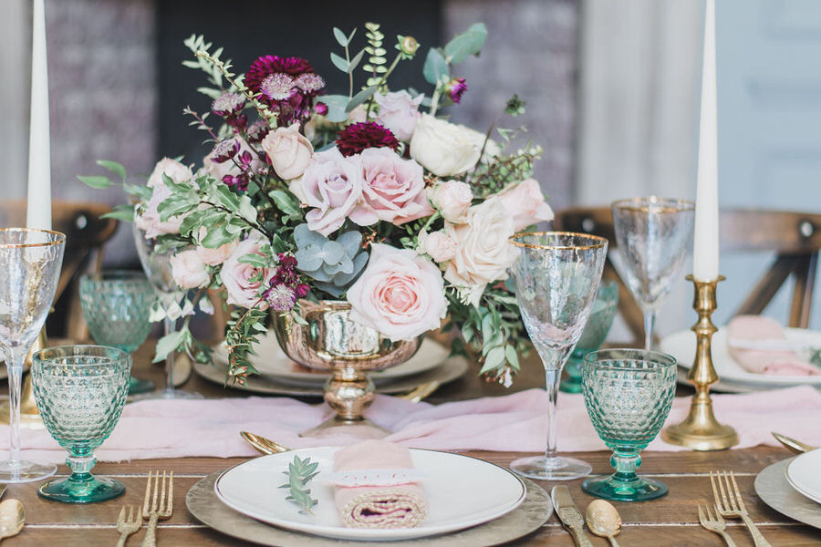 مشتقات اللون الفيروزي لأدوات المائدة في زفافك