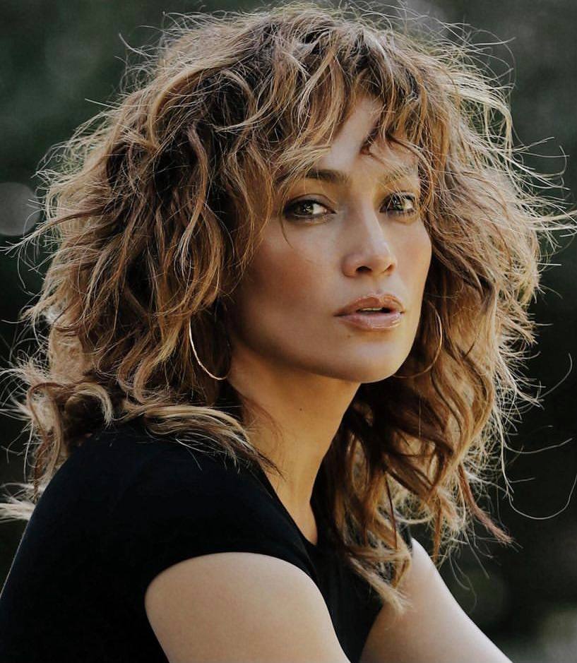 تسريحات شعر تناسب الشعر الويفي والمبعثر بأسلوب Jennifer Lopez