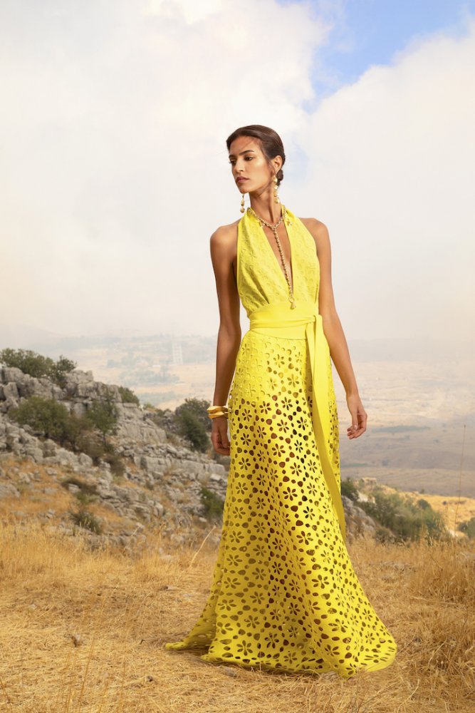 فستان أصفر جذاب وأنيق بأسلوب التفريغات من تصميم Elie Saab