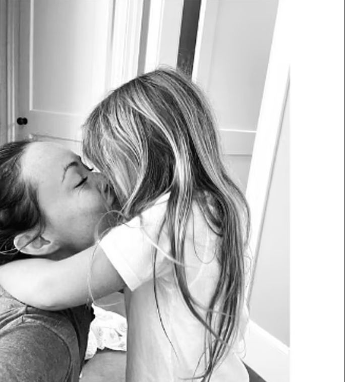أوليفيا وايلد ولقطة رقيقة مع ابنتها - الصورة من حساب أوليفيا وايلد على انستجرام