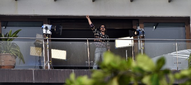 شاروخان Shah Rukh Khan بدأ في تصوير مشروع فني جديد من منزله - مجلة هي