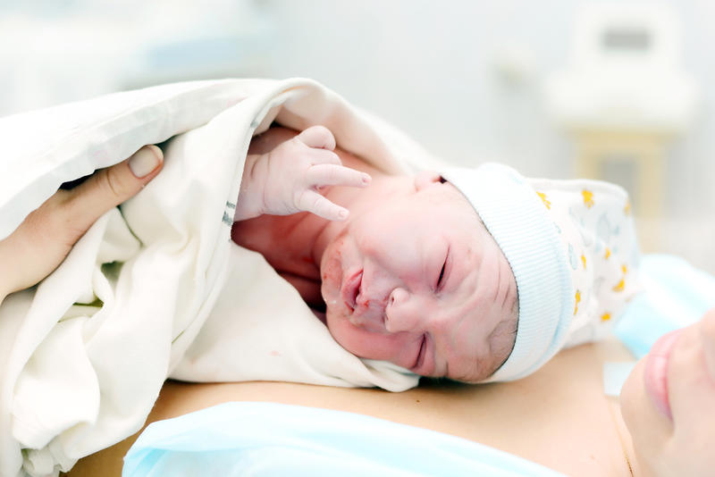 من مخاطر الولادة في الشهر الثامن مشاكل التنفس عند المولود