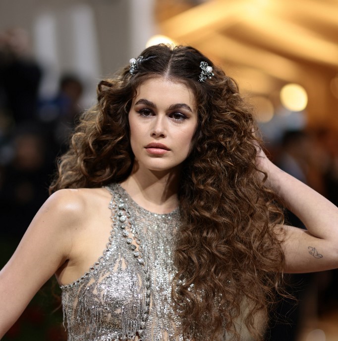 Care tips for curly hair to keep them waves like Kaia Gerber | Portal ...