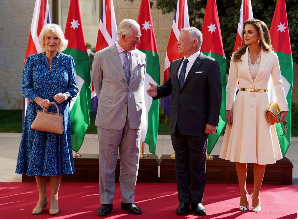صورة تجمع بين ملك الأردن وزوجته الملكة رانيا وولي عهد بريطانيا وزوجته كاميلا باركر
